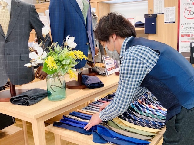 当店も入荷しております👔/店頭のコーナー作業中