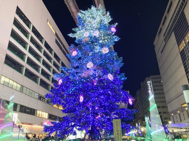 ご当地キャラ推し強めのツリーが出現している…（ｸﾞﾘｰﾝｽﾌﾟﾘﾝｸﾞｽ入口）🎄成人式スーツはお急ぎください！！