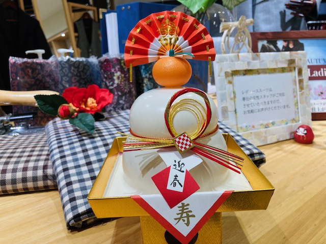 店内のお正月飾りとJR立川駅北口門松コレクション…🎍明日の大みそかは早めにcloseですよ！