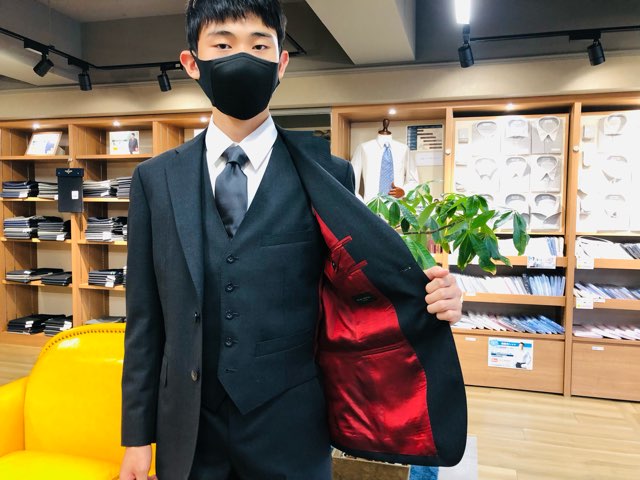 フレッシュなイケメン　A.T様　スリーピーススーツ大変お似合いです。　