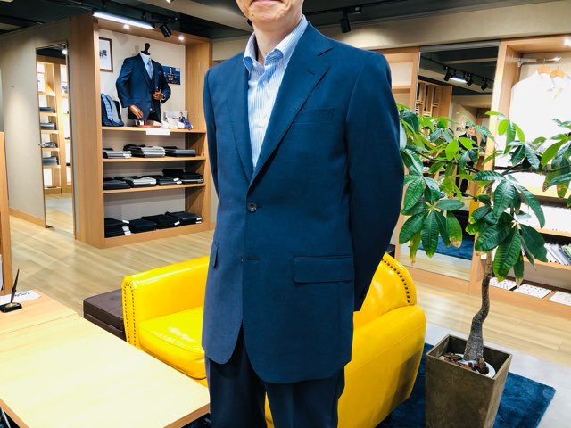 素敵　ブルー色の機能性素材EVALETスーツ　大変お似合いです。　U.T様