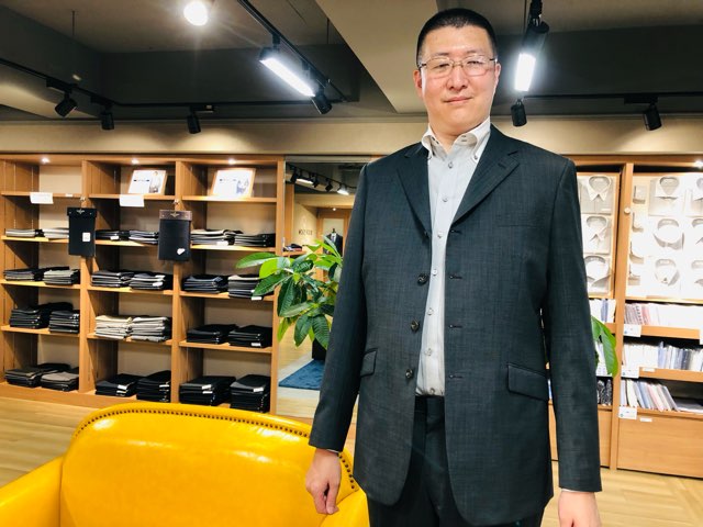 4つボタンスーツが　大変お似合いです。　N様ありがとうございました。