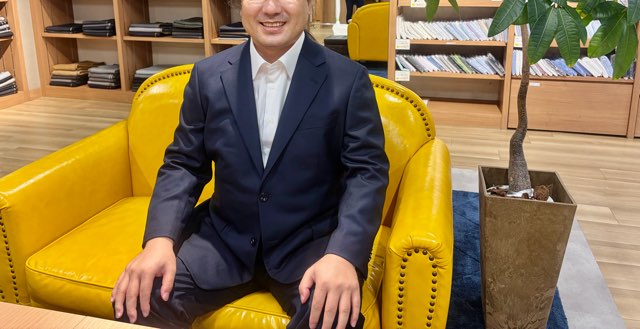 海外のお客様　S.K様　紺スーツ大変お似合いです