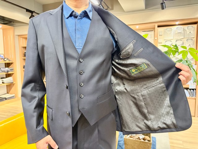 素晴らしい光沢のロロピアーナスーツ　H.H様ありがとうございました。