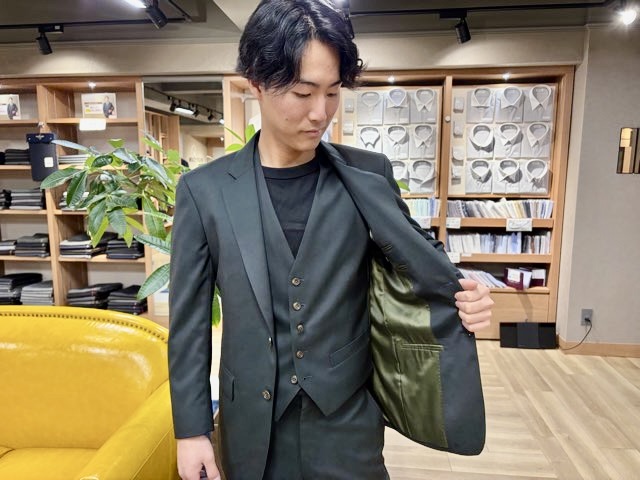 イケメンのお客様　Ｎ．Ｍ様　グリーンスーツが大変お似合いです。