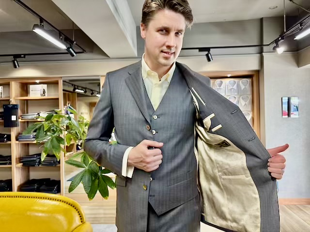 ハンサムな　J様　ロロピアーナスーツ　初オーダー　ありがとうございました。