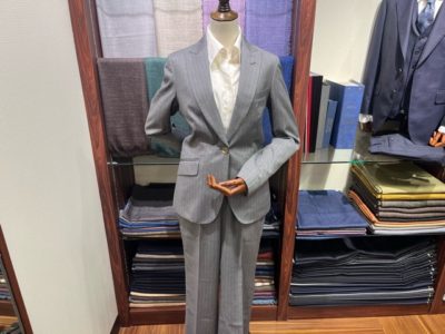 明るめグレーのパンツスタイル