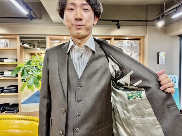 N様　ロロピアーナオーストラリス　ブラウンスーツ大変お似合いです。　