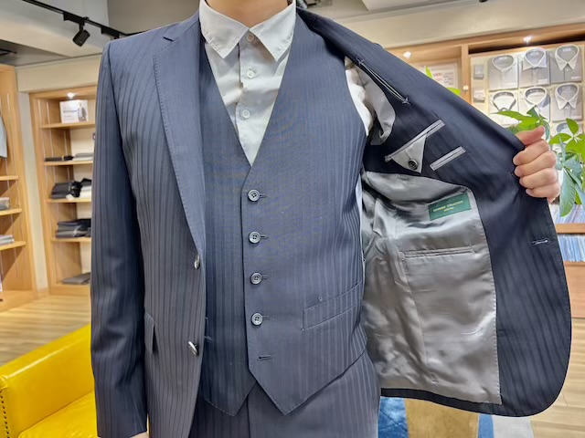 紺色のシャドーストライプスーツが大変お似合いなＦ様