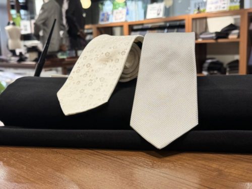 結婚式シーズン到来　スーツ・礼服準備しましょ！