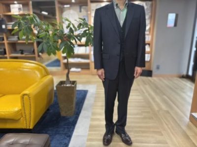 オーストラリスの濃紺無地スーツの素敵な仕上がり✨