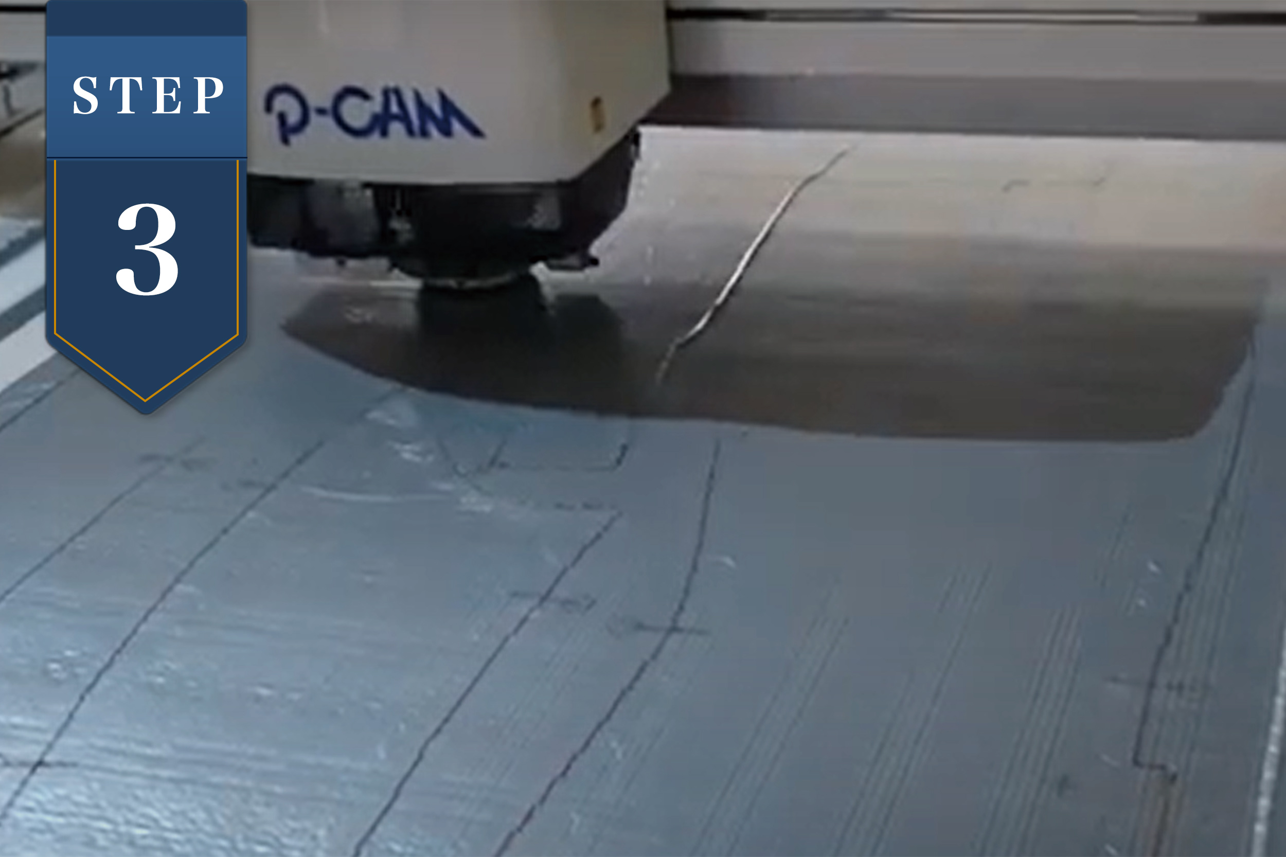 Step1で作成された型紙をもとに、生地を裁断。こちらも自動裁断でスピードアップ