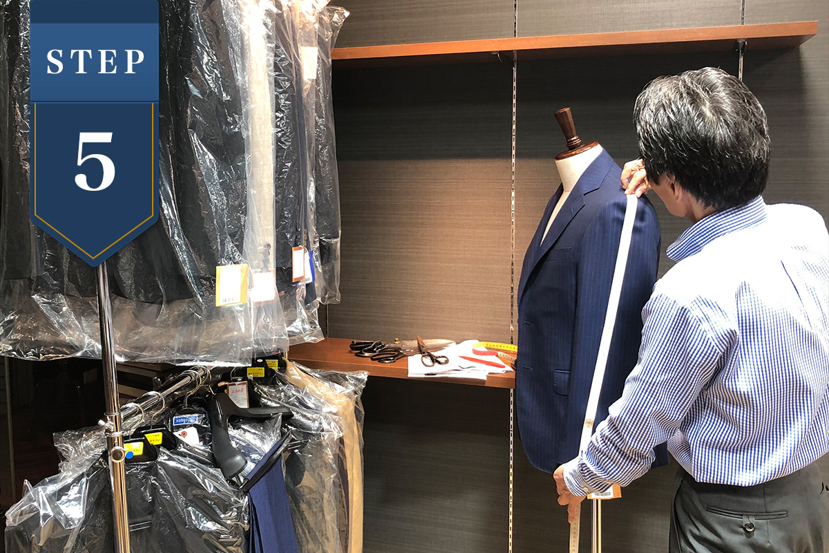 スーツが完成したら検品です。お急ぎの方には送料1,650円でご自宅まで直送。工場でも販売店目線でしっかり検品を行います。※店頭受取の場合は送料はかかりません。